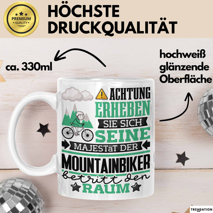 Mountainbiker Geschenk Tasse Lustiger Spruch Erheben Sie Sich Der Mountainbiker Betritt den Raum Weiß Trendation
