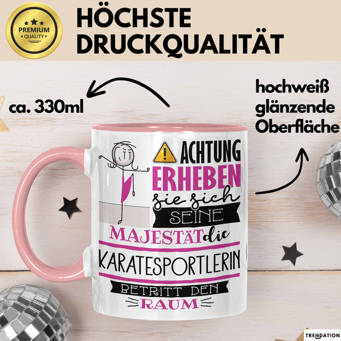 Karatesportlerin Tasse Geschenk Lustiger Spruch Bitte Erheben Sie Sich Seine Majestät Die Karatesportlerin Betritt Den Raum Rosa Trendation