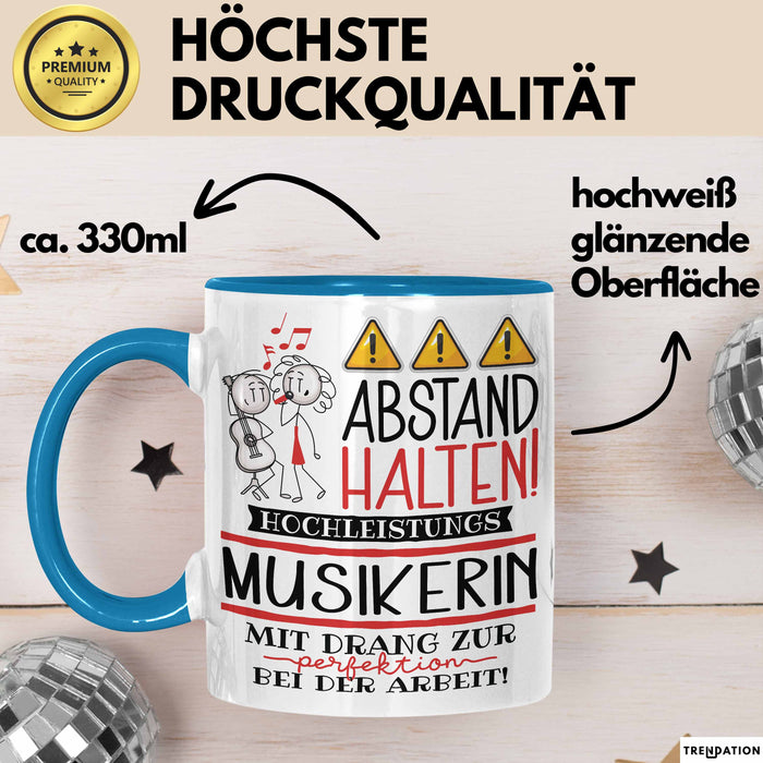 Musikerin Tasse Geschenk Lustig Abstand Halten Hochleistungs-Musikerin Mit Drang Zur Perfektion Bei Der Arbeit Blau Trendation