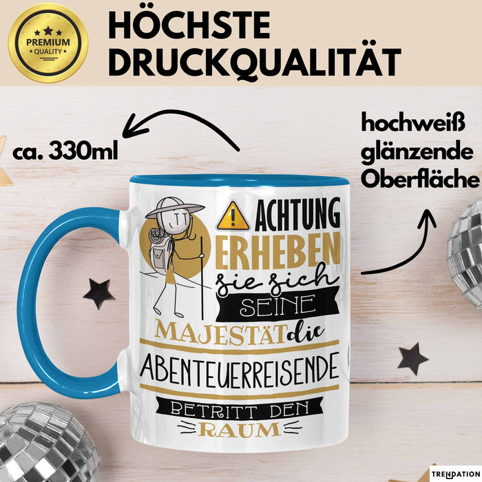 Abenteuerreisende Tasse Geschenk Lustiger Spruch Bitte Erheben Sie Sich Seine Majestät Die Abenteuerreisende Betritt Den Raum Blau Trendation
