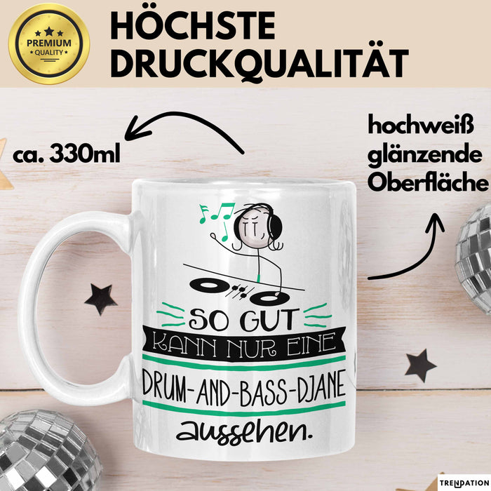 Drum-and-Bass-DJane Geschenk Tasse So Gut Kann Nur Eine Drum-and-Bass-DJane Aussehen Geschenkidee Geburtstag Weihnachten Lustig Weiß Trendation