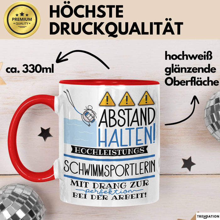 Schwimmsportlerin Tasse Geschenk Lustig Abstand Halten Hochleistungs-Schwimmsportlerin Mit Drang Zur Perfektion Bei Der Arbeit Rot Trendation