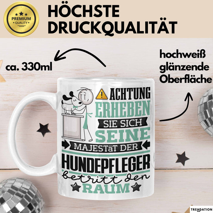 Hundepfleger Geschenk Tasse Lustiger Spruch Erheben Sie Sich Der Hundepfleger Betritt den Raum Weiß Trendation