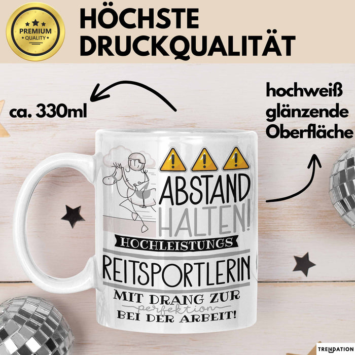 Reitsportlerin Tasse Geschenk Lustig Abstand Halten Hochleistungs-Reitsportlerin Mit Drang Zur Perfektion Bei Der Arbeit Weiß Trendation