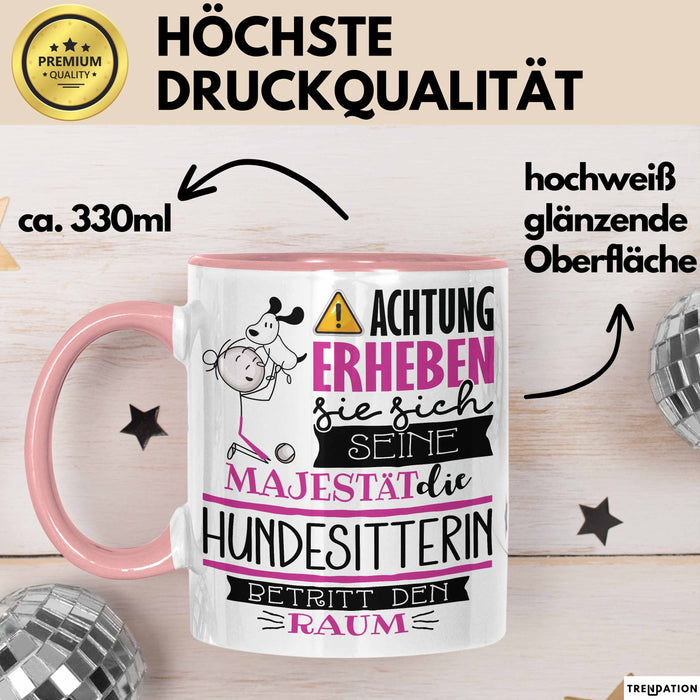 Hundesitterin Tasse Geschenk Lustiger Spruch Bitte Erheben Sie Sich Seine Majestät Die Hundesitterin Betritt Den Raum Rosa Trendation
