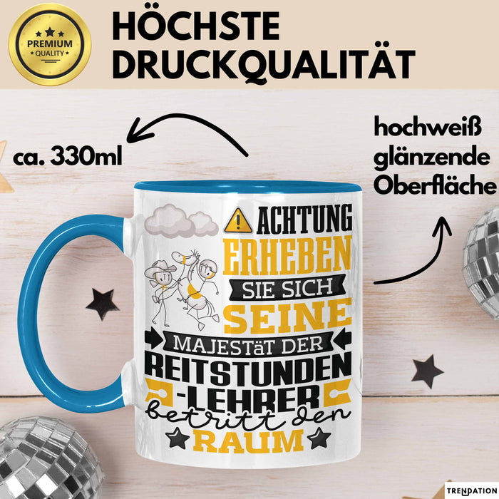 Reitstundenlehrer Geschenk Tasse Lustiger Spruch Erheben Sie Sich Der Reitstundenlehrer Betritt den Raum Blau Trendation