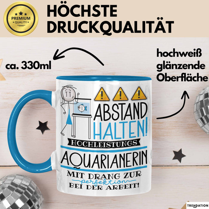 Aquarianerin Tasse Geschenk Lustig Abstand Halten Hochleistungs-Aquarianerin Mit Drang Zur Perfektion Bei Der Arbeit Blau Trendation