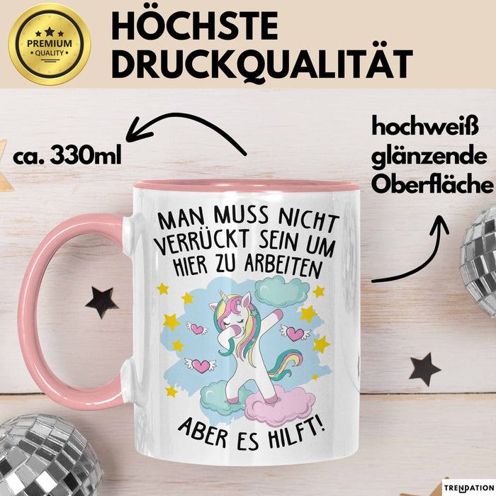 Office Arbeitskollege Einhorn Tasse Geschenk Lustige Geschenkidee Spruch Man Muss Nicht Verrückt Sein Um Hier Zu Arbeiten Aber Es Hilft Rosa Trendation