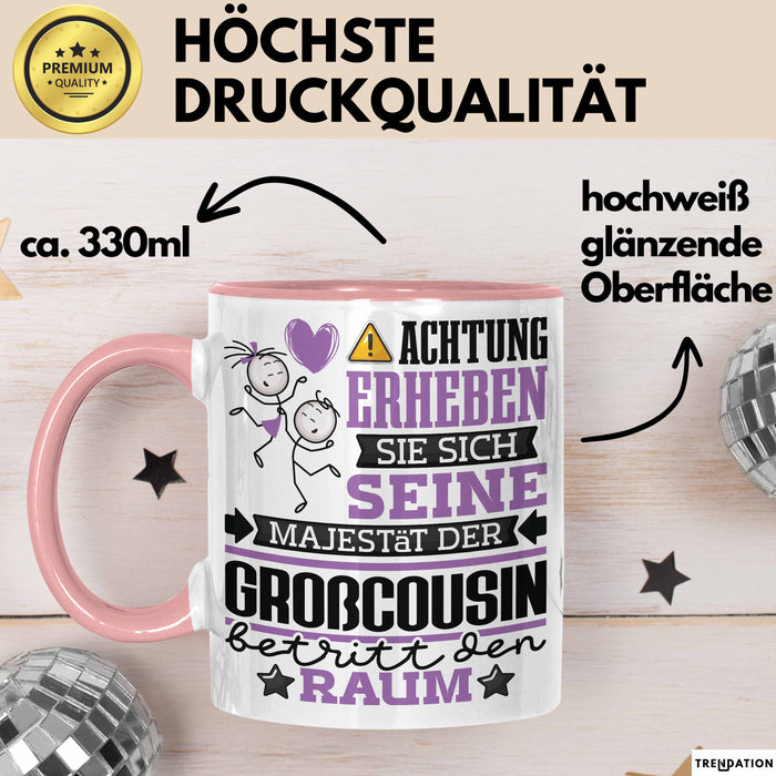 Großcousin Geschenk Tasse Lustiger Spruch Erheben Sie Sich Der Großcousin Betritt den Raum Rosa Trendation