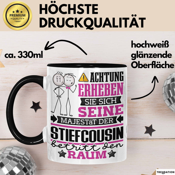 Stiefcousin Geschenk Tasse Lustiger Spruch Erheben Sie Sich Der Stiefcousin Betritt den Raum Schwarz Trendation