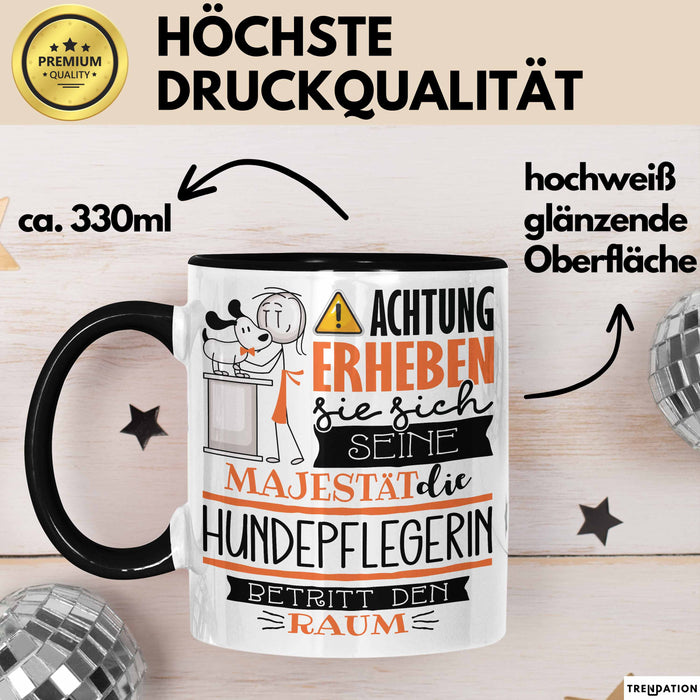 Hundepflegerin Tasse Geschenk Lustiger Spruch Bitte Erheben Sie Sich Seine Majestät Die Hundepflegerin Betritt Den Raum Schwarz Trendation