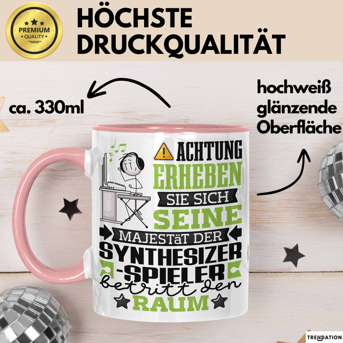 Synthesizer-Spieler Geschenk Tasse Lustiger Spruch Erheben Sie Sich Der Synthesizer-Spieler Betritt den Raum Rosa Trendation