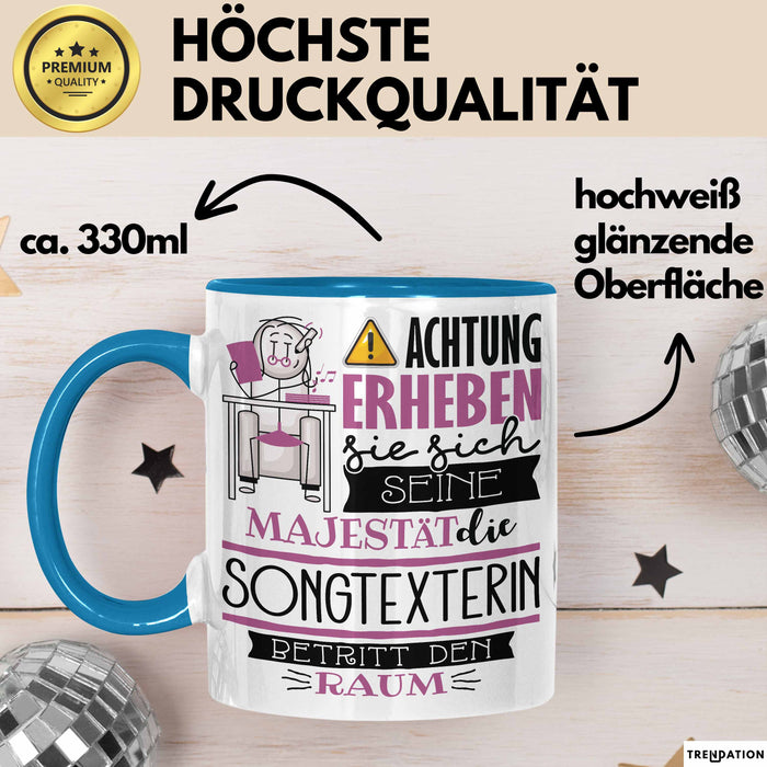 Songtexterin Tasse Geschenk Lustiger Spruch Bitte Erheben Sie Sich Seine Majestät Die Songtexterin Betritt Den Raum Blau Trendation