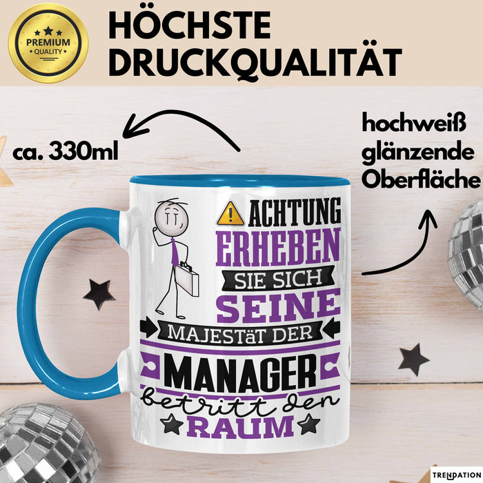 Manager Geschenk Tasse Lustiger Spruch Erheben Sie Sich Der Manager Betritt den Raum Blau Trendation