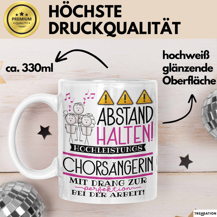 Chorsängerin Tasse Geschenk Lustig Abstand Halten Hochleistungs-Chorsängerin Mit Drang Zur Perfektion Bei Der Arbeit Weiß Trendation