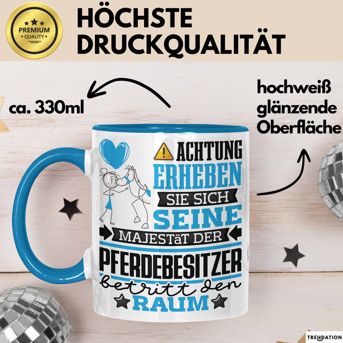 Pferdebesitzer Geschenk Tasse Lustiger Spruch Erheben Sie Sich Der Pferdebesitzer Betritt den Raum Blau Trendation