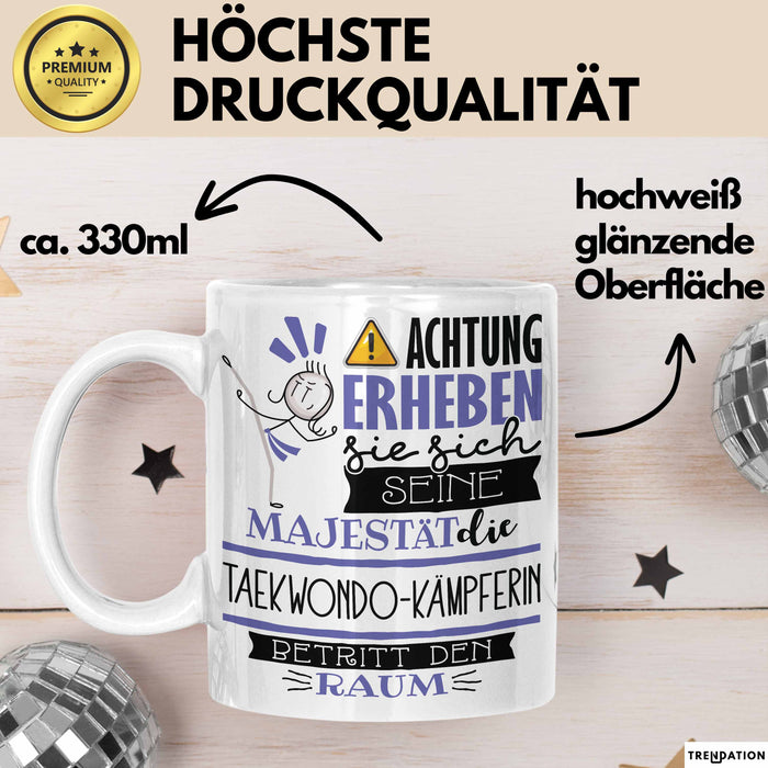 Taekwondo-Kämpferin Tasse Geschenk Lustiger Spruch Bitte Erheben Sie Sich Seine Majestät Die Taekwondo-Kämpferin Betritt Den Raum Weiß Trendation