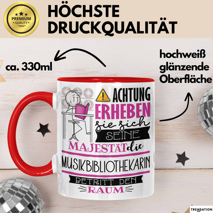 Musikbibliothekarin Tasse Geschenk Lustiger Spruch Bitte Erheben Sie Sich Seine Majestät Die Musikbibliothekarin Betritt Den Raum Rot Trendation