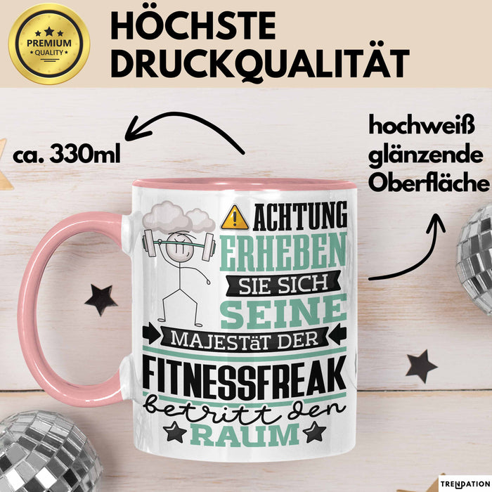Fitnessfreak Geschenk Tasse Lustiger Spruch Erheben Sie Sich Der Fitnessfreak Betritt den Raum Rosa Trendation