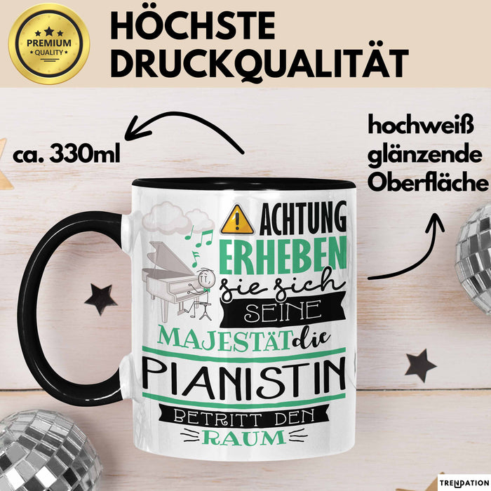 Pianistin Tasse Geschenk Lustiger Spruch Bitte Erheben Sie Sich Seine Majestät Die Pianistin Betritt Den Raum Schwarz Trendation