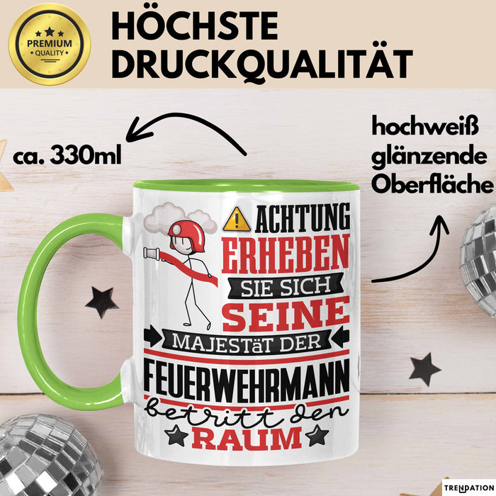 Feuerwehrmann Geschenk Tasse Lustiger Spruch Erheben Sie Sich Der Feuerwehrmann Betritt den Raum Grün Trendation