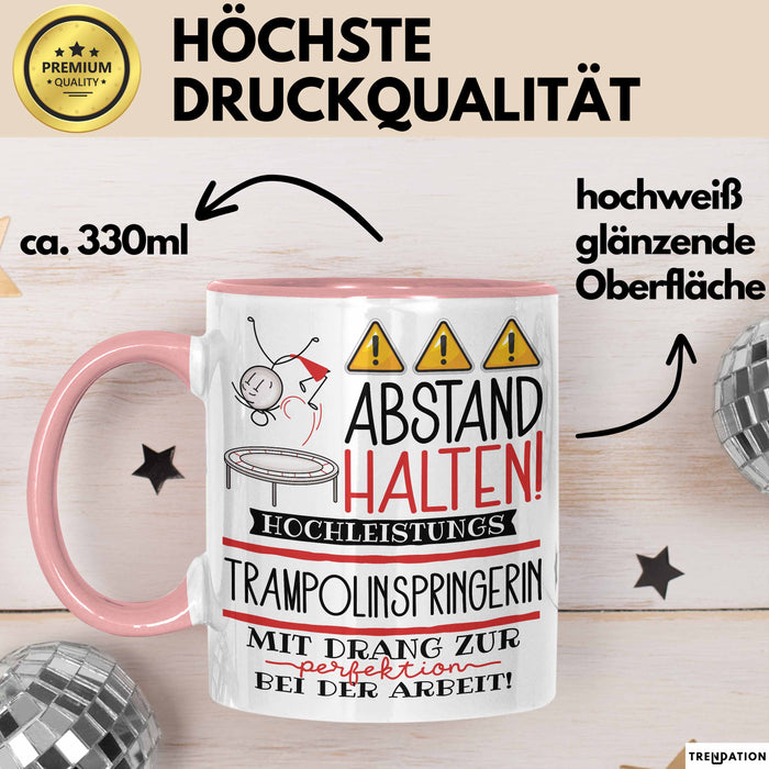 Trampolinspringerin Tasse Geschenk Lustig Abstand Halten Hochleistungs-Trampolinspringerin Mit Drang Zur Perfektion Bei Der Arbeit Rosa Trendation