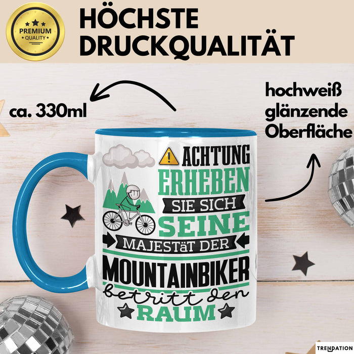 Mountainbiker Geschenk Tasse Lustiger Spruch Erheben Sie Sich Der Mountainbiker Betritt den Raum Blau Trendation