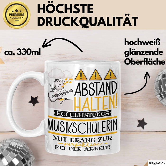 Musikschülerin Tasse Geschenk Lustig Abstand Halten Hochleistungs-Musikschülerin Mit Drang Zur Perfektion Bei Der Arbeit Weiß Trendation