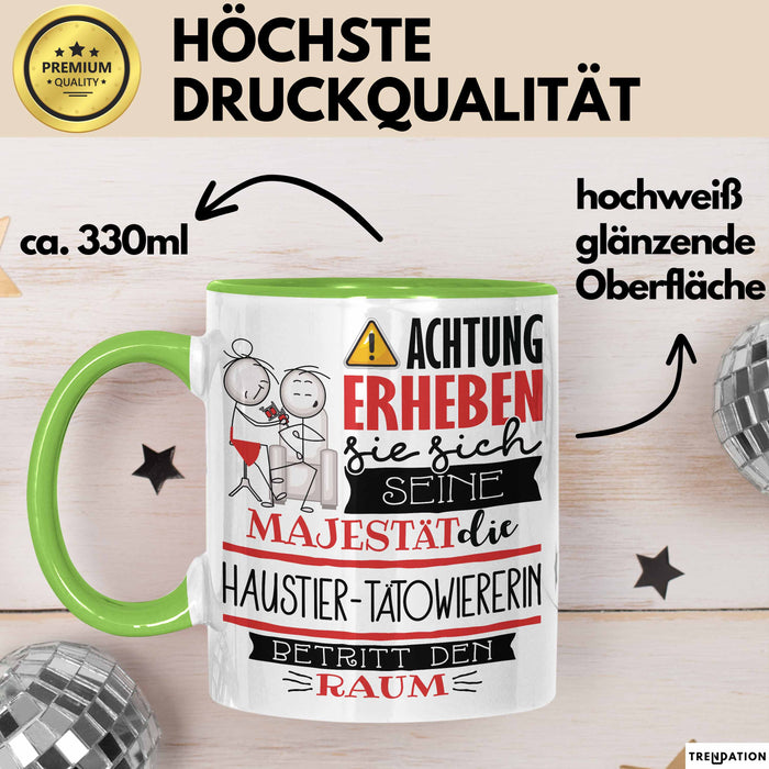 Haustier-Tätowiererin Tasse Geschenk Lustiger Spruch Bitte Erheben Sie Sich Seine Majestät Die Haustier-Tätowiererin Betritt Den Raum Grün Trendation