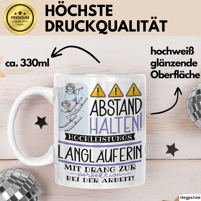 Langläuferin Tasse Geschenk Lustig Abstand Halten Hochleistungs-Langläuferin Mit Drang Zur Perfektion Bei Der Arbeit Weiß Trendation