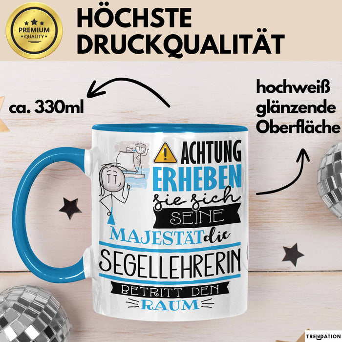 Segellehrerin Tasse Geschenk Lustiger Spruch Bitte Erheben Sie Sich Seine Majestät Die Segellehrerin Betritt Den Raum Blau Trendation