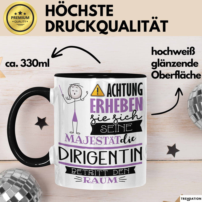 Dirigentin Tasse Geschenk Lustiger Spruch Bitte Erheben Sie Sich Seine Majestät Die Dirigentin Betritt Den Raum Schwarz Trendation