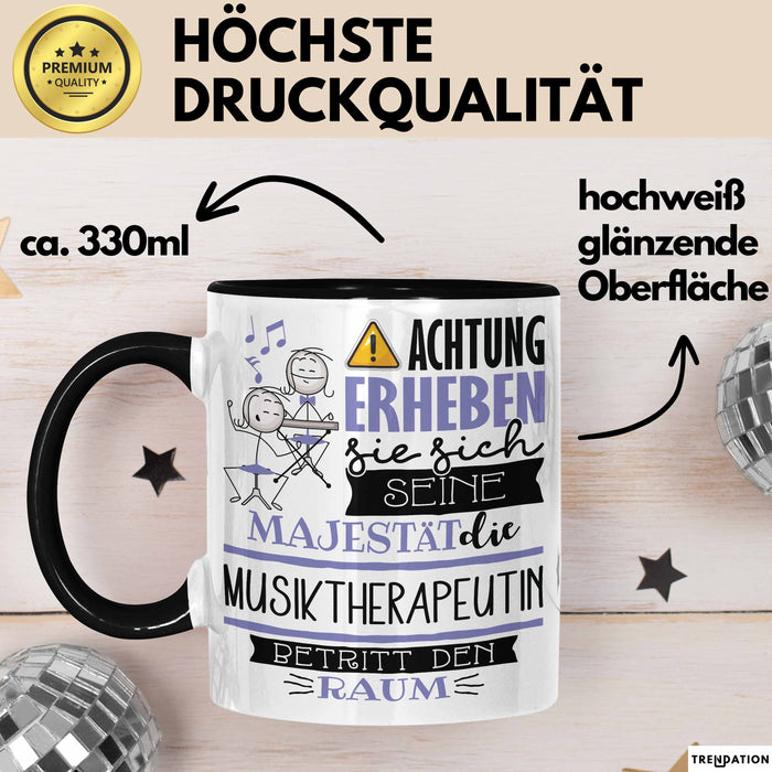 Musiktherapeutin Tasse Geschenk Lustiger Spruch Bitte Erheben Sie Sich Seine Majestät Die Musiktherapeutin Betritt Den Raum Schwarz Trendation