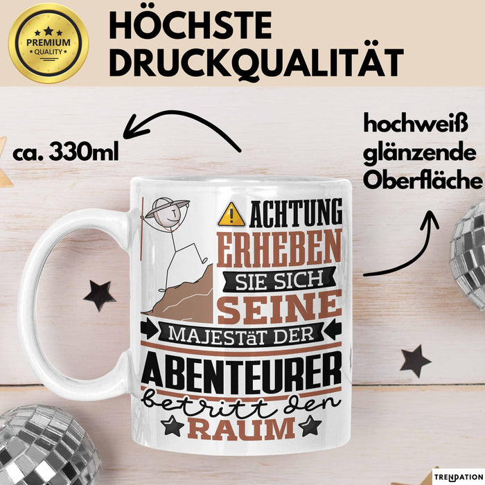 Abenteurer Geschenk Tasse Lustiger Spruch Erheben Sie Sich Der Abenteurer Betritt den Raum Weiß Trendation