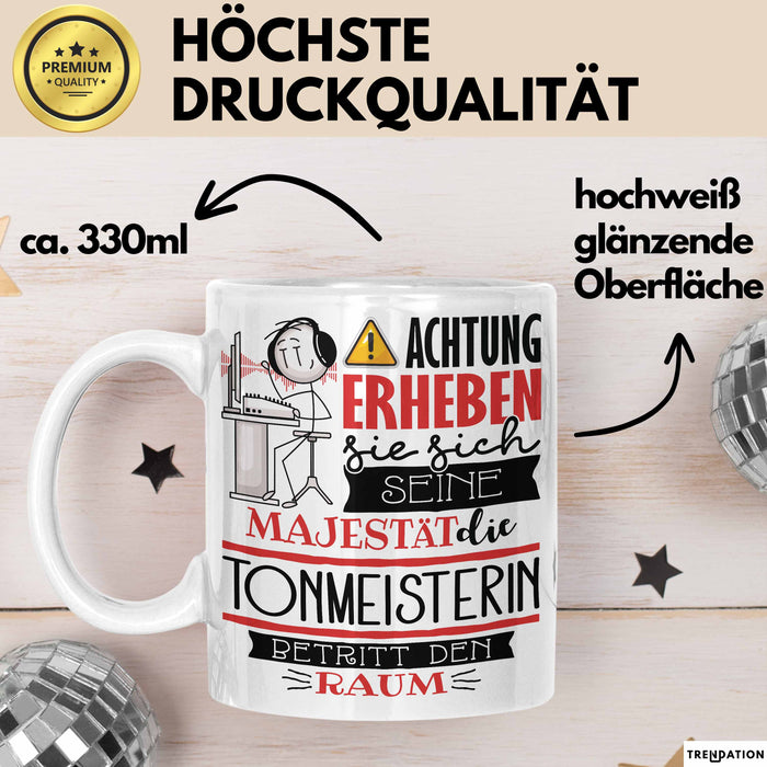 Tonmeisterin Tasse Geschenk Lustiger Spruch Bitte Erheben Sie Sich Seine Majestät Die Tonmeisterin Betritt Den Raum Weiß Trendation