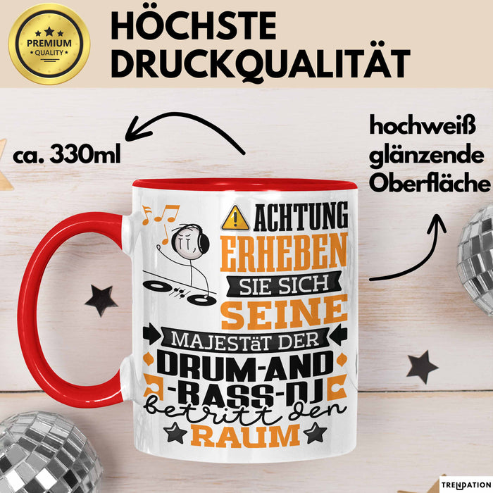 Drum-and-Bass-DJ Geschenk Tasse Lustiger Spruch Erheben Sie Sich Der Drum-and-Bass-DJ Betritt den Raum Rot Trendation