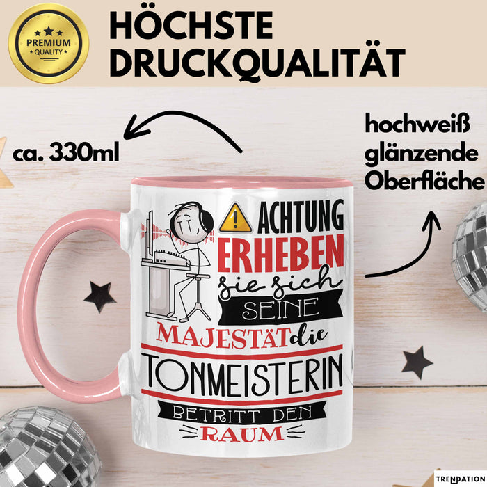 Tonmeisterin Tasse Geschenk Lustiger Spruch Bitte Erheben Sie Sich Seine Majestät Die Tonmeisterin Betritt Den Raum Rosa Trendation