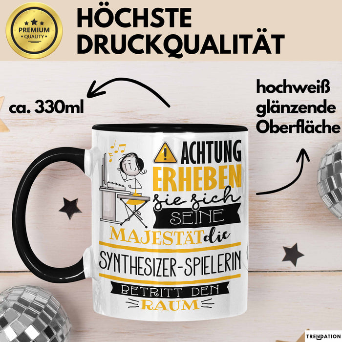 Synthesizer-Spielerin Tasse Geschenk Lustiger Spruch Bitte Erheben Sie Sich Seine Majestät Die Synthesizer-Spielerin Betritt Den Raum Schwarz Trendation
