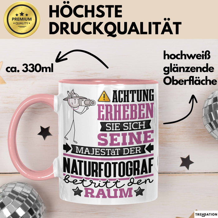 Naturfotograf Geschenk Tasse Lustiger Spruch Erheben Sie Sich Der Naturfotograf Betritt den Raum Rosa Trendation