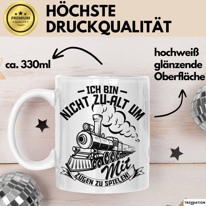 Modelleisenbahn Tasse Geschenk Ich Bin Nicht Zu Alt Um Mit Zügen Zu Spielen Eisenbahner Zugführer Geschenkidee Kaffee-Becher Weiß Trendation