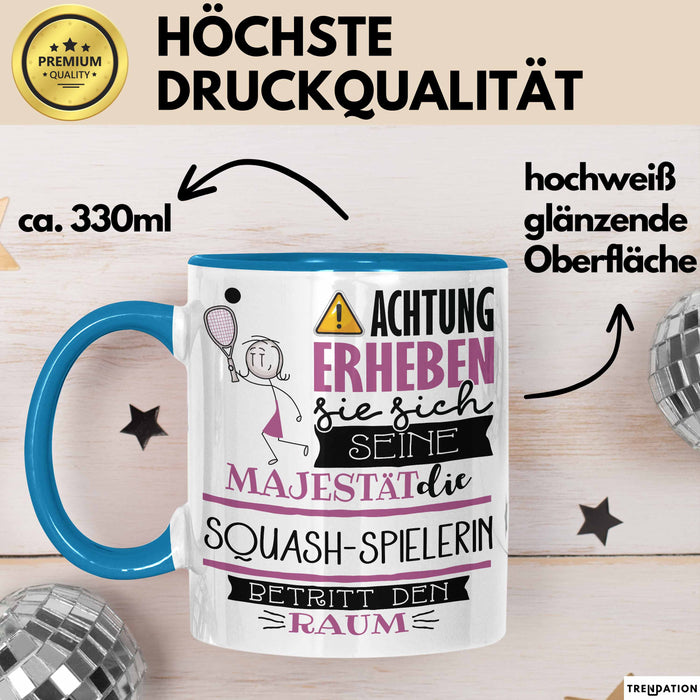 Squash-Spielerin Tasse Geschenk Lustiger Spruch Bitte Erheben Sie Sich Seine Majestät Die Squash-Spielerin Betritt Den Raum Blau Trendation