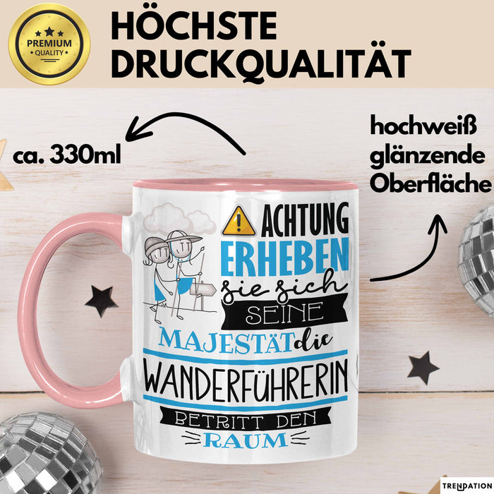 Wanderführerin Tasse Geschenk Lustiger Spruch Bitte Erheben Sie Sich Seine Majestät Die Wanderführerin Betritt Den Raum Rosa Trendation