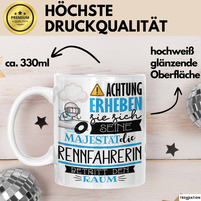 Rennfahrerin Tasse Geschenk Lustiger Spruch Bitte Erheben Sie Sich Seine Majestät Die Rennfahrerin Betritt Den Raum Weiß Trendation