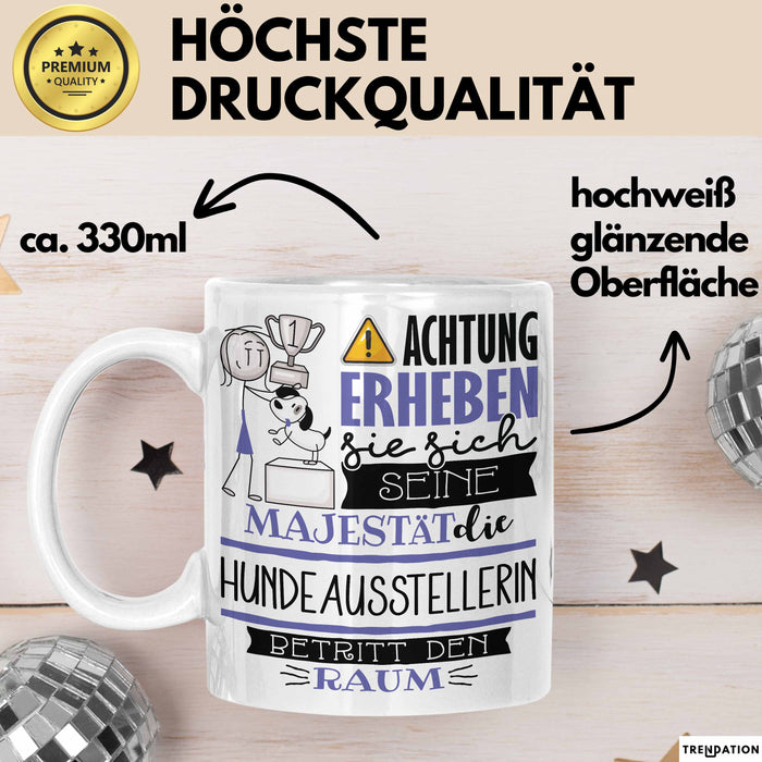 Hundeausstellerin Tasse Geschenk Lustiger Spruch Bitte Erheben Sie Sich Seine Majestät Die Hundeausstellerin Betritt Den Raum Weiß Trendation
