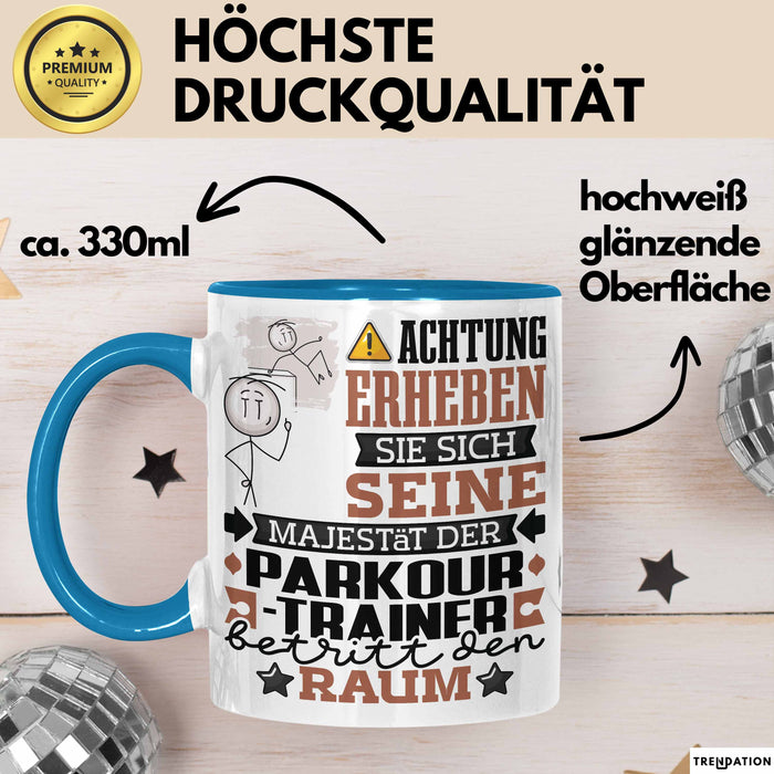 Parkour-Trainer Geschenk Tasse Lustiger Spruch Erheben Sie Sich Der Parkour-Trainer Betritt den Raum Blau Trendation