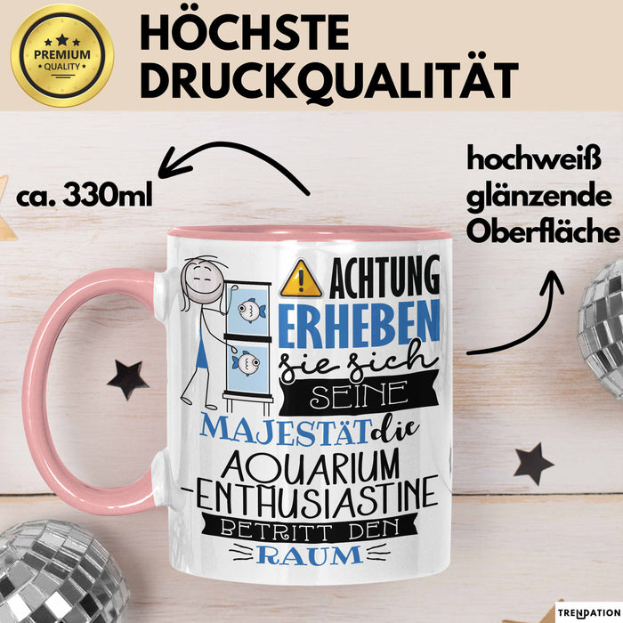 Aquarium-Enthusiastin Tasse Geschenk Lustiger Spruch Bitte Erheben Sie Sich Seine Majestät Die Aquarium-Enthusiastin Betritt Den Raum Rosa Trendation