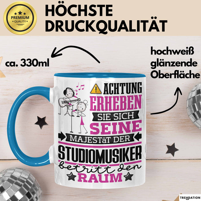 Studiomusiker Geschenk Tasse Lustiger Spruch Erheben Sie Sich Der Studiomusiker Betritt den Raum Blau Trendation