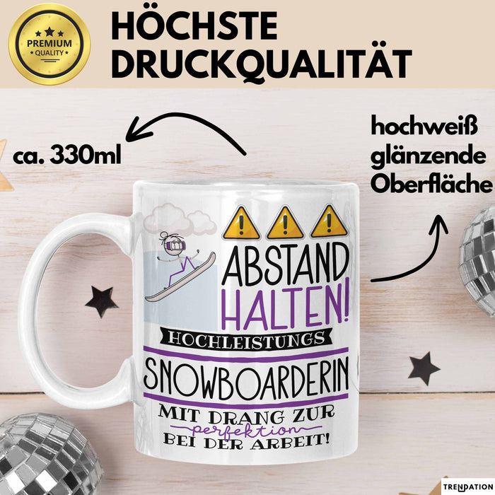 Snowboarderin Tasse Geschenk Lustig Abstand Halten Hochleistungs-Snowboarderin Mit Drang Zur Perfektion Bei Der Arbeit Weiß Trendation