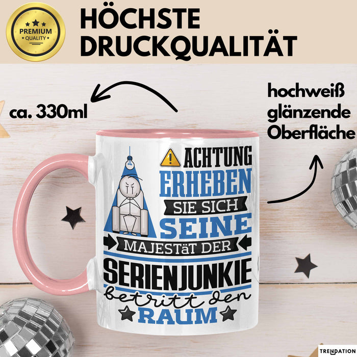 Serienjunkie Geschenk Tasse Lustiger Spruch Erheben Sie Sich Der Serienjunkie Betritt den Raum Rosa Trendation