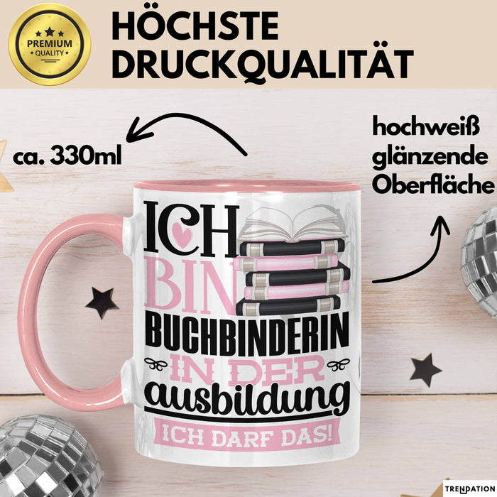 Buchbinderin Ausbildung Start Geschenk Tasse Ich Bin Buchbinderin In Der Ausbildung Ich Darf Das Kaffee-Becher Geschenkidee Rosa Trendation
